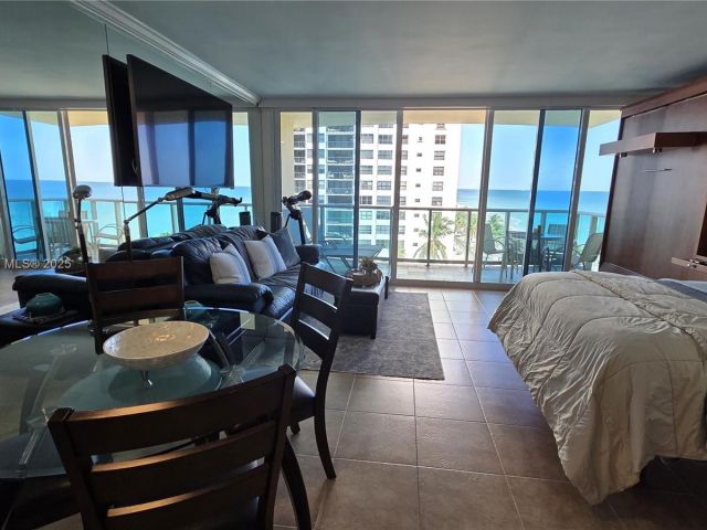 condo for rent in Hollywood - 2501 S OCEAN DRIVE 809 - MondialRealty