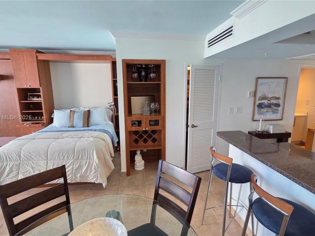 condo for rent in Hollywood - 2501 S OCEAN DRIVE 809 - MondialRealty