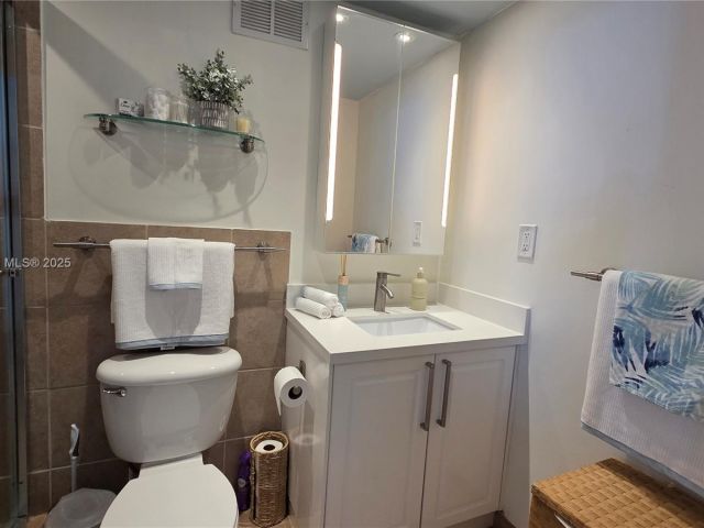 condo for rent in Hollywood - 2501 S OCEAN DRIVE 809 - MondialRealty
