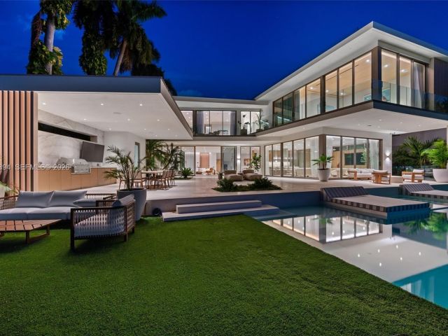 Home for rent at 424 W Rivo Alto Dr - photo 7523494