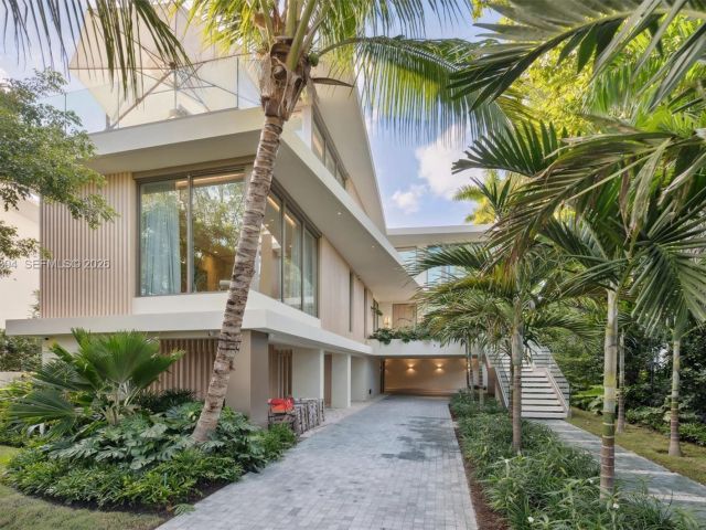 Home for rent at 424 W Rivo Alto Dr - photo 7523495