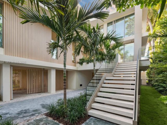 Home for rent at 424 W Rivo Alto Dr - photo 7523497