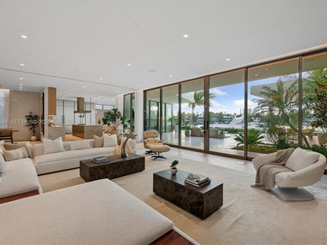 Home for rent at 424 W Rivo Alto Dr - photo 7523499