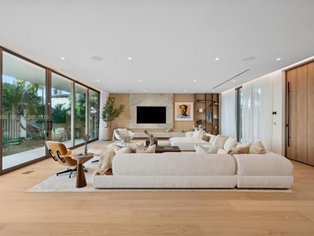 Home for rent at 424 W Rivo Alto Dr - photo 7523500