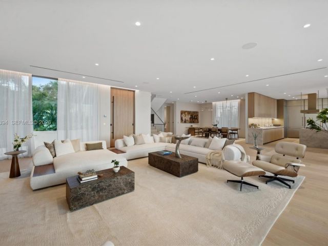 Home for rent at 424 W Rivo Alto Dr - photo 7523501