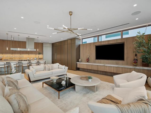 Home for rent at 424 W Rivo Alto Dr - photo 7523508