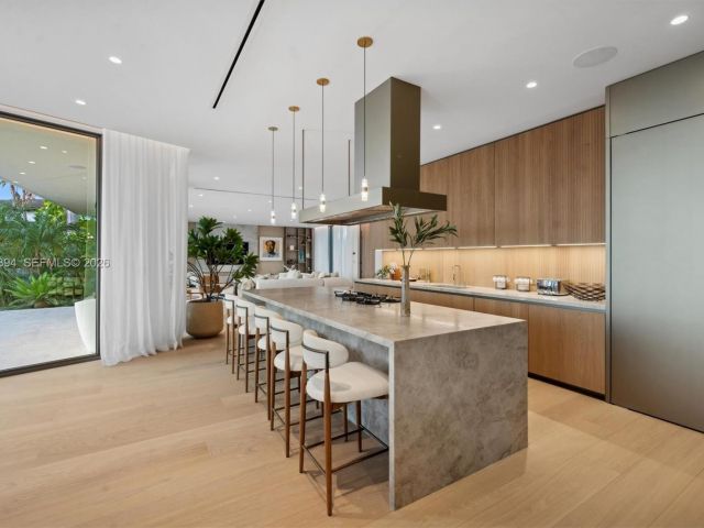 Home for rent at 424 W Rivo Alto Dr - photo 7523512