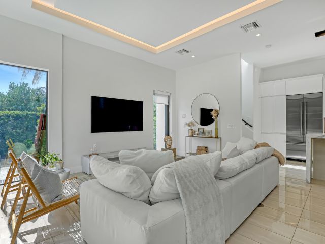 Home for rent at 703 NE 5th Street - photo 5879338