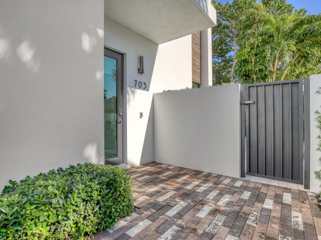 Home for rent at 703 NE 5th Street - photo 5879342