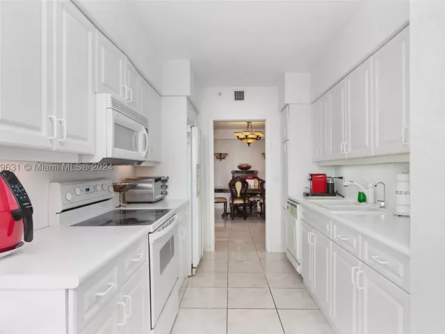 2-bedroom condo for sale in Sunny Isles Beach - 16400 Collins Ave 745 - MondialRealty