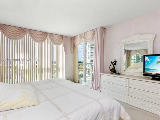 2-bedroom condo for sale in Sunny Isles Beach - 16400 Collins Ave 745 - MondialRealty
