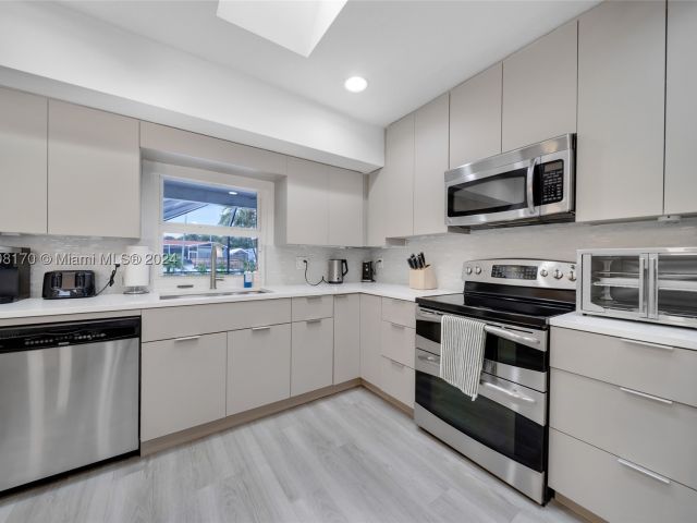 3-bedroom home for sale in Fort Lauderdale - 2031 SW 22nd Ave - MondialRealty