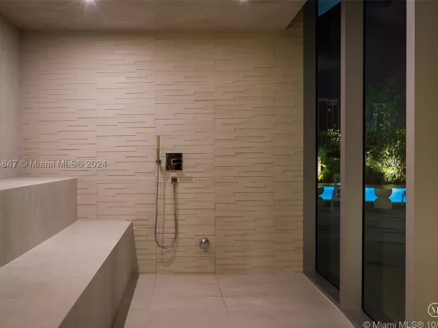 1-bedroom condo for sale in Miami - 488 NE 18th St 2705 - MondialRealty