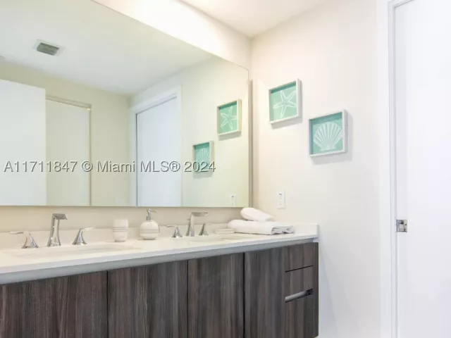 1-bedroom condo for sale in Miami - 488 NE 18th St 2705 - MondialRealty