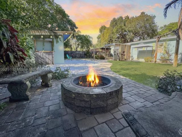 2-bedroom home for sale in Fort Lauderdale - 1820 SW 11th Ct - MondialRealty
