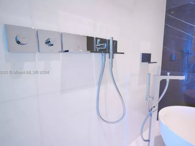 1-bedroom condo for sale in Miami - 300 Biscayne Boulevard Way 1806 - MondialRealty