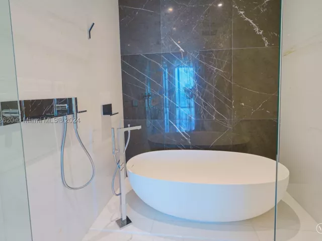 1-bedroom condo for sale in Miami - 300 Biscayne Boulevard Way 1806 - MondialRealty