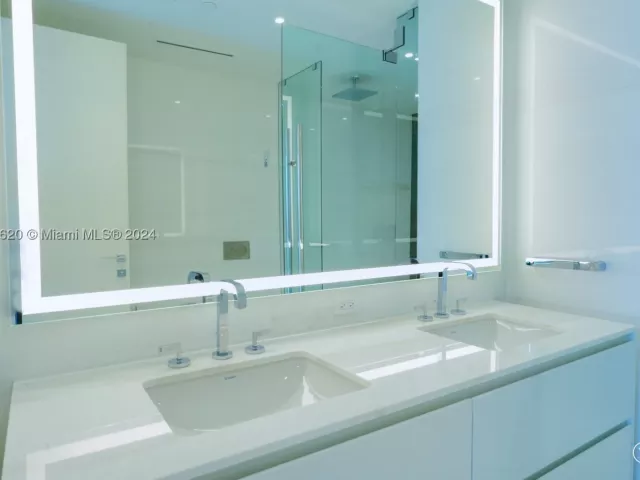 1-bedroom condo for sale in Miami - 300 Biscayne Boulevard Way 1806 - MondialRealty