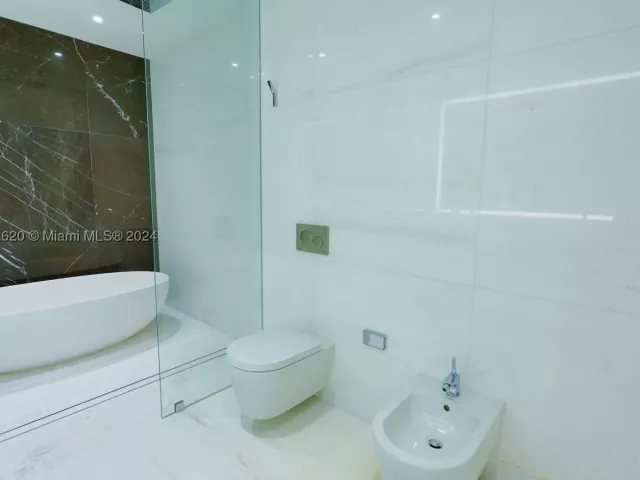 1-bedroom condo for sale in Miami - 300 Biscayne Boulevard Way 1806 - MondialRealty