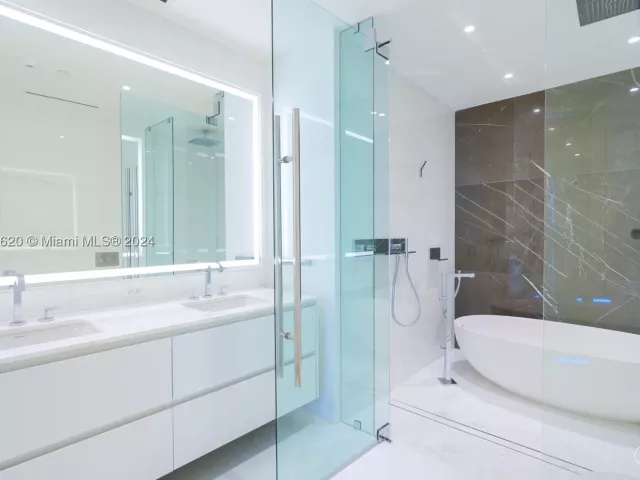 1-bedroom condo for sale in Miami - 300 Biscayne Boulevard Way 1806 - MondialRealty
