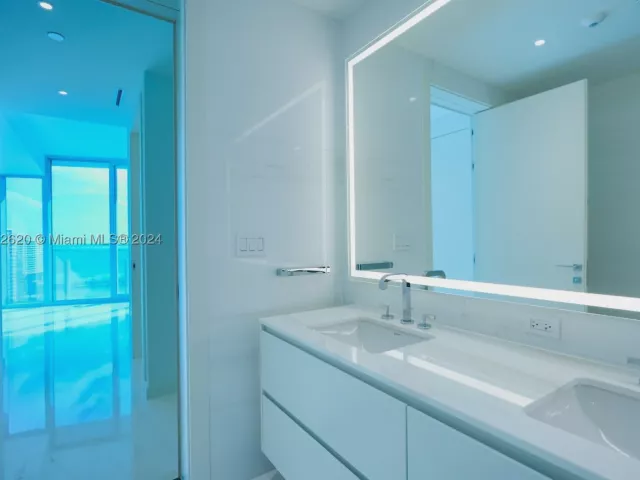 1-bedroom condo for sale in Miami - 300 Biscayne Boulevard Way 1806 - MondialRealty