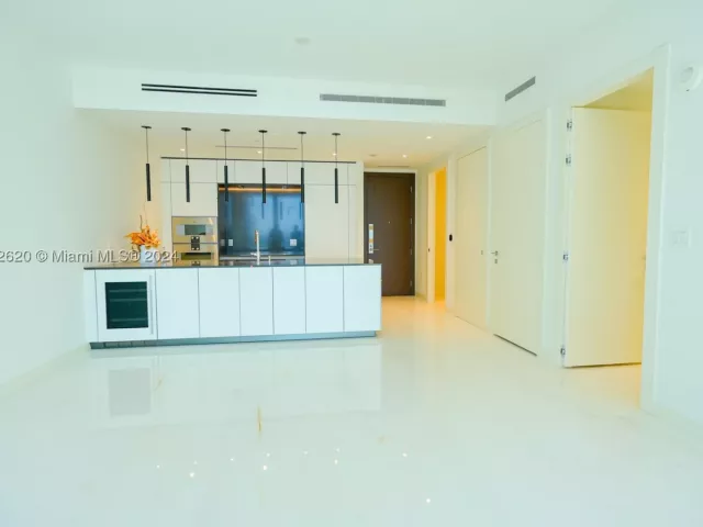 1-bedroom condo for sale in Miami - 300 Biscayne Boulevard Way 1806 - MondialRealty