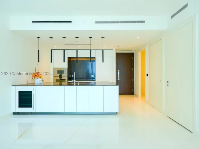 1-bedroom condo for sale in Miami - 300 Biscayne Boulevard Way 1806 - MondialRealty