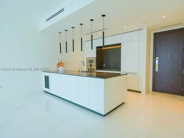 1-bedroom condo for sale in Miami - 300 Biscayne Boulevard Way 1806 - MondialRealty