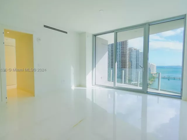 1-bedroom condo for sale in Miami - 300 Biscayne Boulevard Way 1806 - MondialRealty