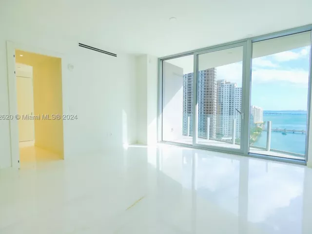 1-bedroom condo for sale in Miami - 300 Biscayne Boulevard Way 1806 - MondialRealty
