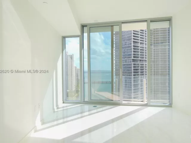1-bedroom condo for sale in Miami - 300 Biscayne Boulevard Way 1806 - MondialRealty