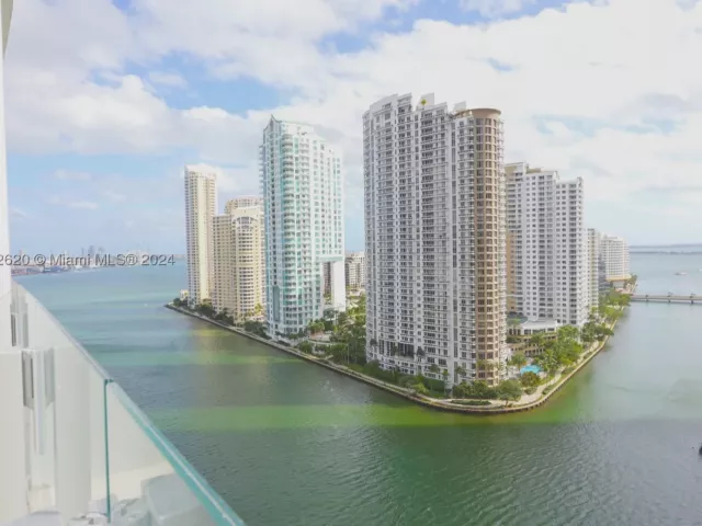 1-bedroom condo for sale in Miami - 300 Biscayne Boulevard Way 1806 - MondialRealty