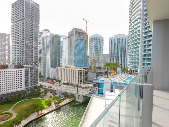 1-bedroom condo for sale in Miami - 300 Biscayne Boulevard Way 1806 - MondialRealty