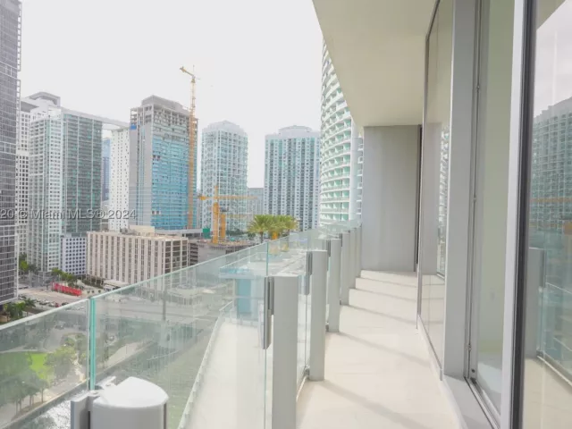1-bedroom condo for sale in Miami - 300 Biscayne Boulevard Way 1806 - MondialRealty