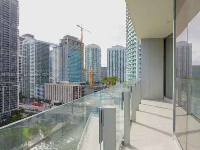 1-bedroom condo for sale in Miami - 300 Biscayne Boulevard Way 1806 - MondialRealty