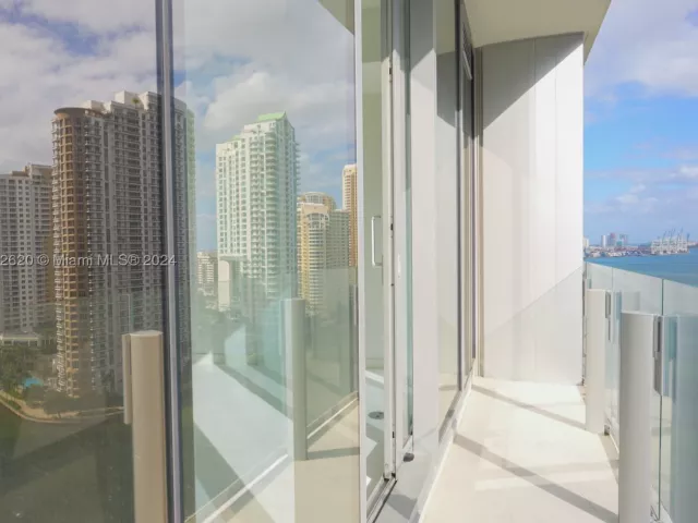 1-bedroom condo for sale in Miami - 300 Biscayne Boulevard Way 1806 - MondialRealty
