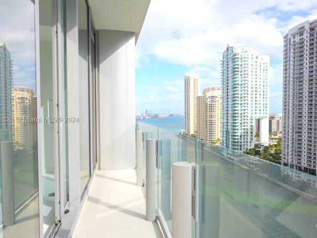 1-bedroom condo for sale in Miami - 300 Biscayne Boulevard Way 1806 - MondialRealty