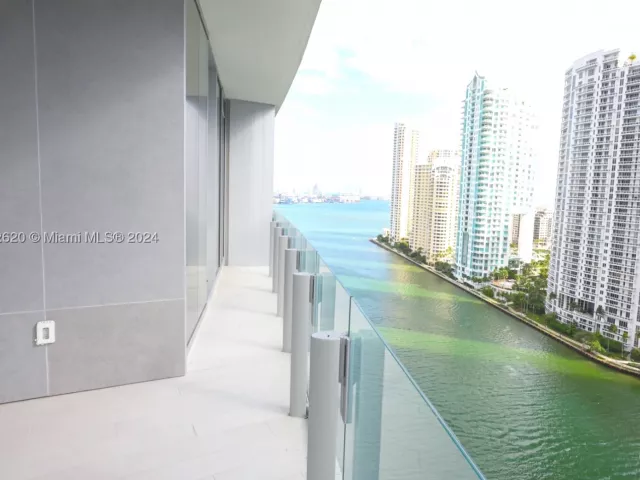 1-bedroom condo for sale in Miami - 300 Biscayne Boulevard Way 1806 - MondialRealty