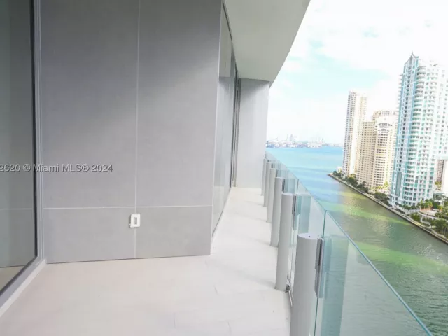 1-bedroom condo for sale in Miami - 300 Biscayne Boulevard Way 1806 - MondialRealty