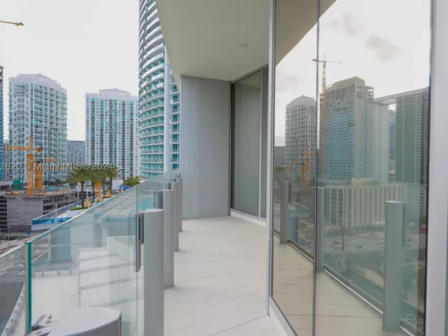 1-bedroom condo for sale in Miami - 300 Biscayne Boulevard Way 1806 - MondialRealty