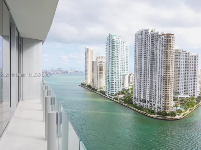 1-bedroom condo for sale in Miami - 300 Biscayne Boulevard Way 1806 - MondialRealty