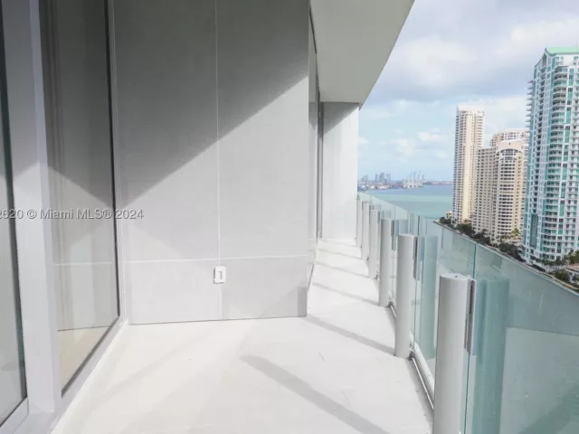 1-bedroom condo for sale in Miami - 300 Biscayne Boulevard Way 1806 - MondialRealty