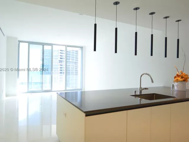 1-bedroom condo for sale in Miami - 300 Biscayne Boulevard Way 1806 - MondialRealty