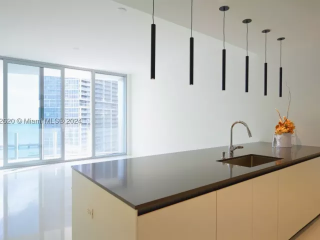 1-bedroom condo for sale in Miami - 300 Biscayne Boulevard Way 1806 - MondialRealty