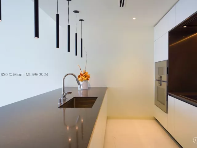 1-bedroom condo for sale in Miami - 300 Biscayne Boulevard Way 1806 - MondialRealty