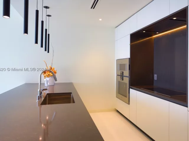 1-bedroom condo for sale in Miami - 300 Biscayne Boulevard Way 1806 - MondialRealty