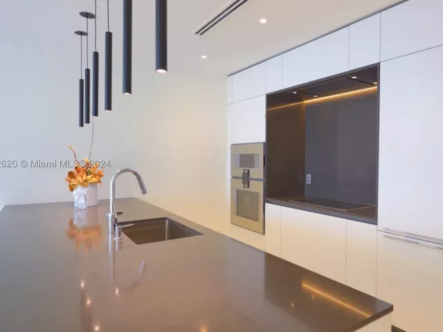 1-bedroom condo for sale in Miami - 300 Biscayne Boulevard Way 1806 - MondialRealty