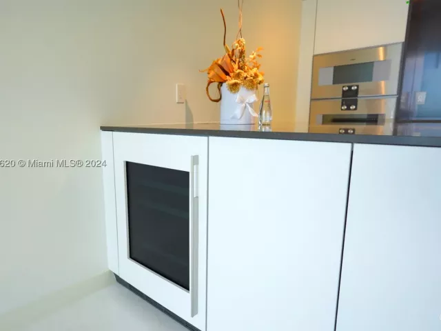 1-bedroom condo for sale in Miami - 300 Biscayne Boulevard Way 1806 - MondialRealty