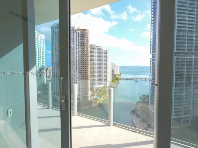 1-bedroom condo for sale in Miami - 300 Biscayne Boulevard Way 1806 - MondialRealty