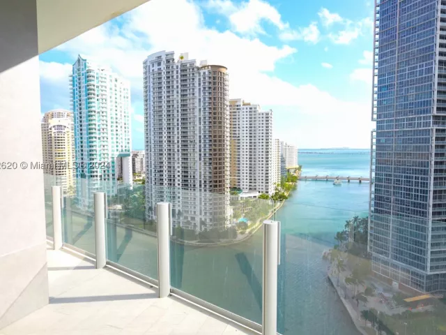 1-bedroom condo for sale in Miami - 300 Biscayne Boulevard Way 1806 - MondialRealty